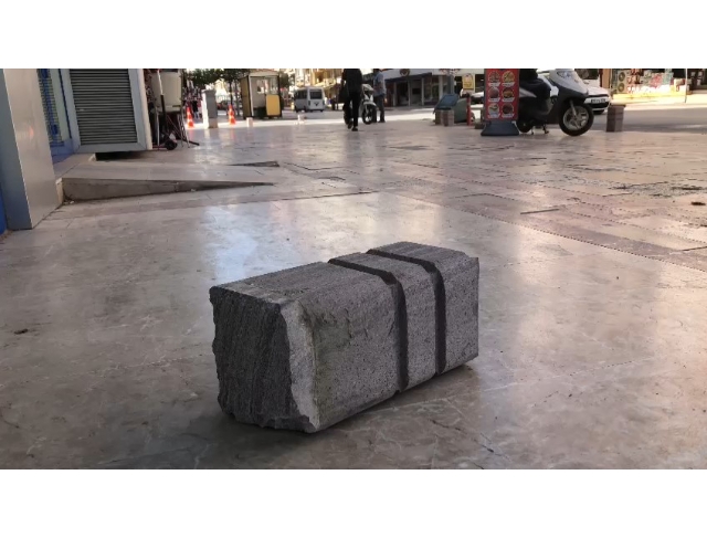 Kazada fırlayan beton bariyerden son anda kaçtı