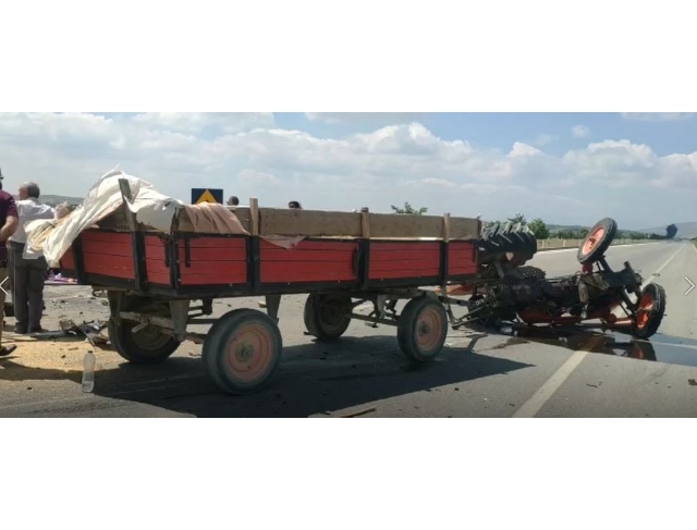 Otomobil buğday yüklü traktörle çarpıştı: 6 yaralı