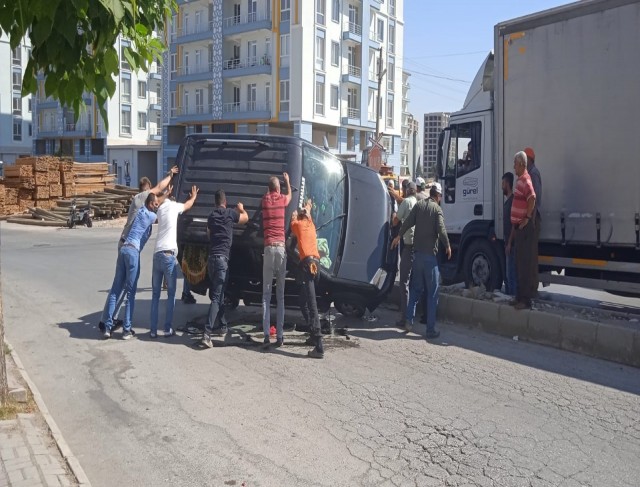 Refüje çarpıp yan yatan araçtaki iki kişiyi vatandaşlar çıkardı