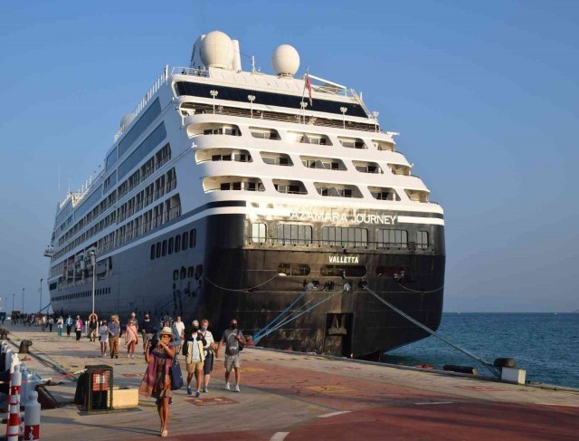 Zenginler Gemisi’ Azamara Journey Kuşadası’nda