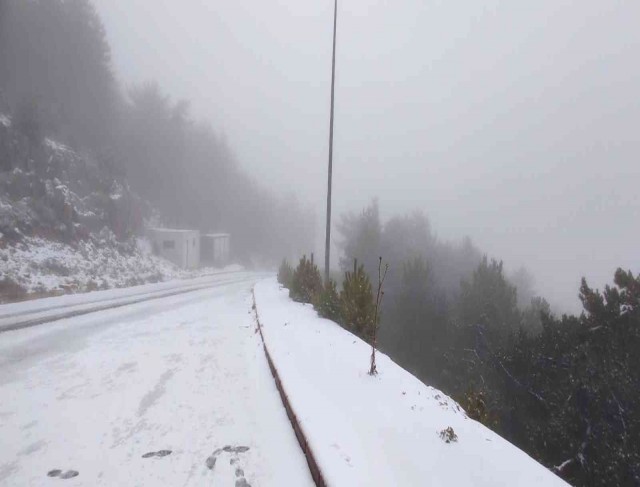 Spil’de kar kalınlığı 5 santimetreye ulaştı