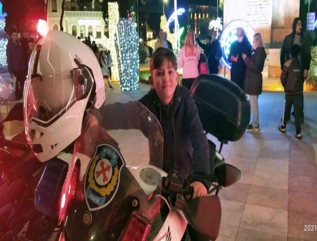 Çocuklar yeni yıla trafik ekiplerinin motosikletlerinde girdi