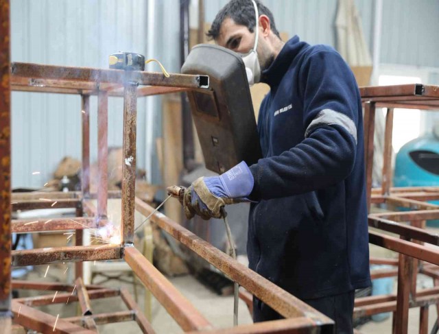 Didim’de hurda malzemeler sokak hayvanları için yuva oluyor