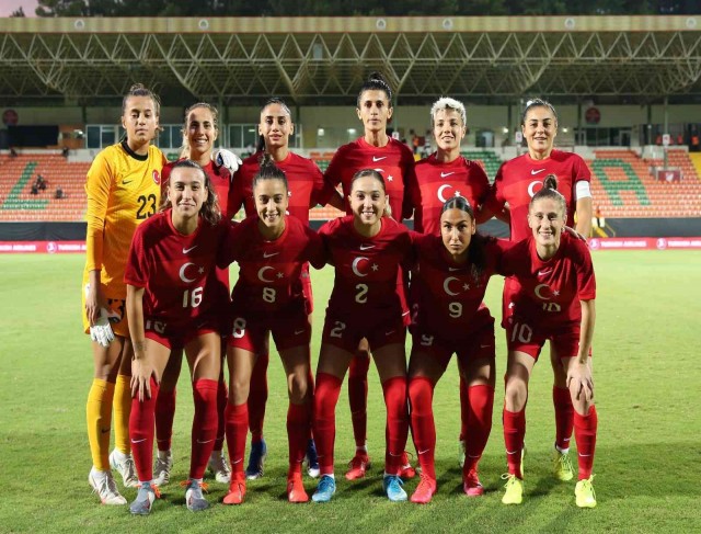 İzmir’de milli maç heyecanı