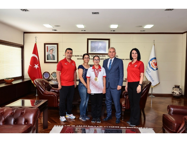 Yüzebilmek için Denizli’ye taşındı, Türkiye şampiyonluğuna ulaştı