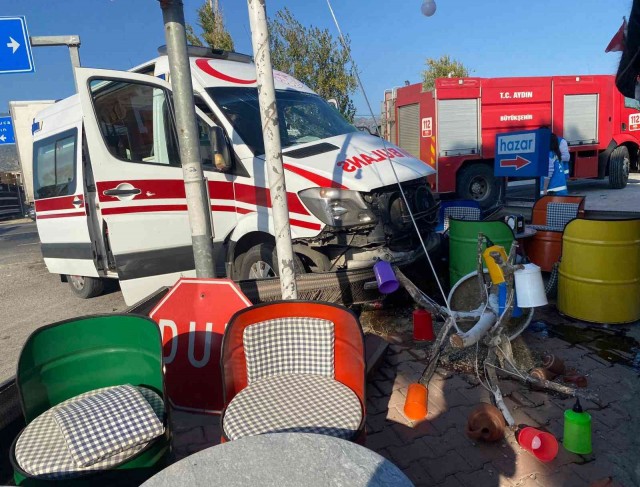 Hasta naklinden dönen ambulans ile kamyon çarpıştı: 4 yaralı