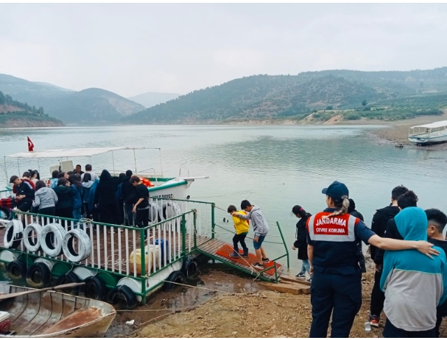 Jandarma çocuklara çevre ve sokak hayvanlarının nasıl korunacağını anlattı