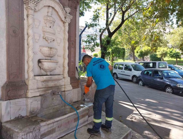 Manisadaki hayrat çeşmeleri titizlikle temizleniyor