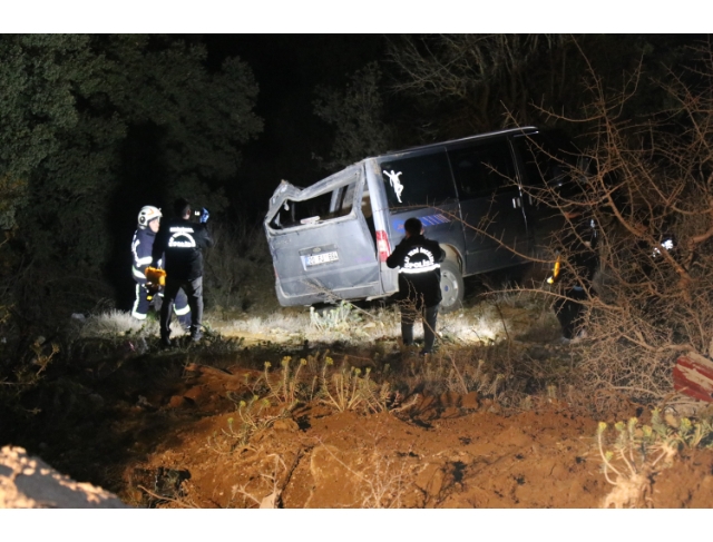 Akraba ziyaretine giden anne ve oğlunu taşıyan araç uçuruma yuvarlandı: 1 ölü, 1 yaralı