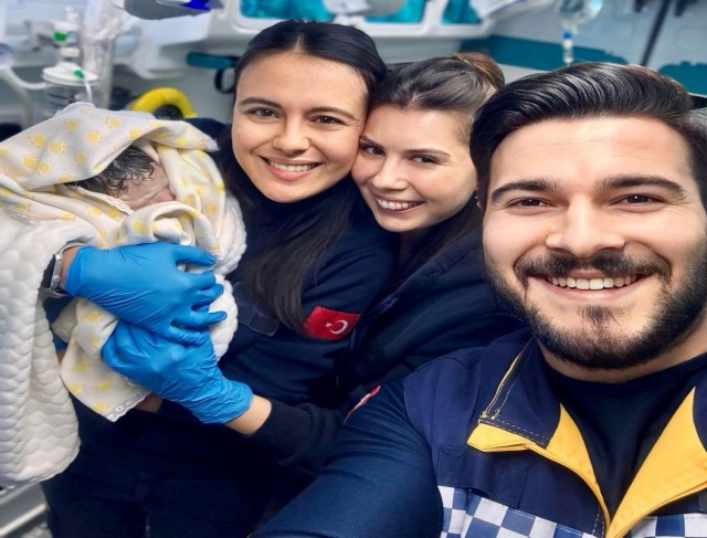 Sabırsız bebek dünyaya gözlerini ambulansta açtı