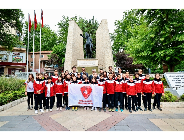 Başkan Çavuşoğlu, genç yüzücüleri Antalya’ya uğurladı