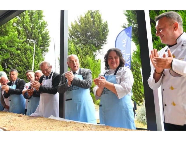 Denizli’de 12 metre 30 santimetreyle dünyanın en büyük ballı, cevizli tahinli pidesi yapıldı