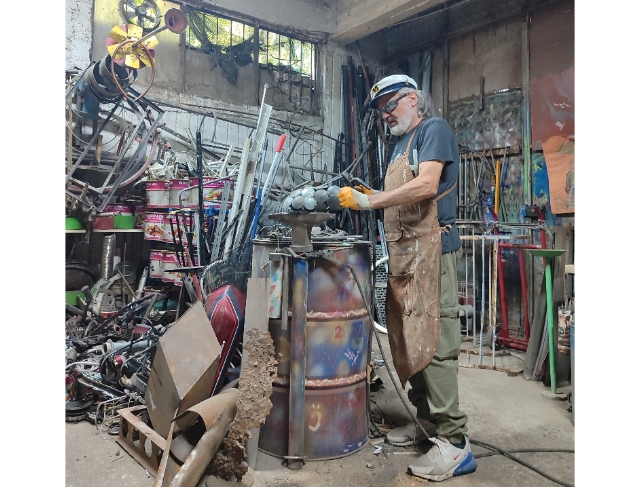Hurda demirleri sanat eserine dönüştürdü