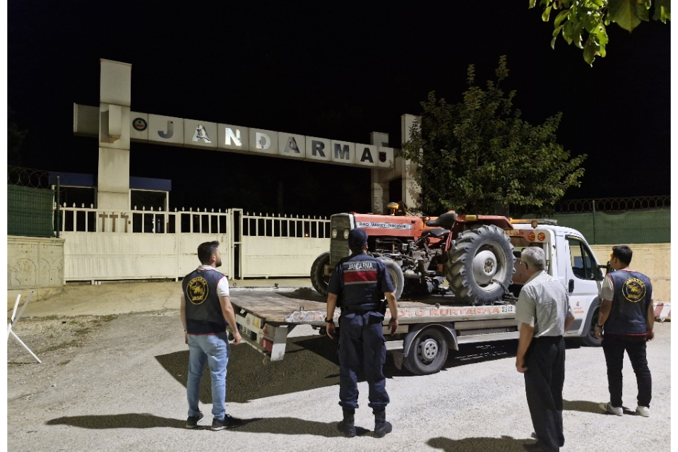 Komşunun traktörünü çalıp 60 bine sattılar