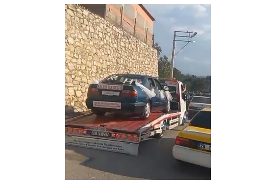 Bozulan gelin arabası yoluna çekicinin üzerinde devam etti