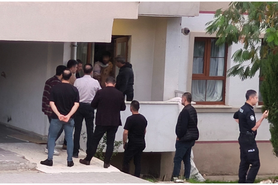 Eşi ve kızını yaralayıp rehin alan adam 6 saat sonra kaçmaya çalışırken yakalandı