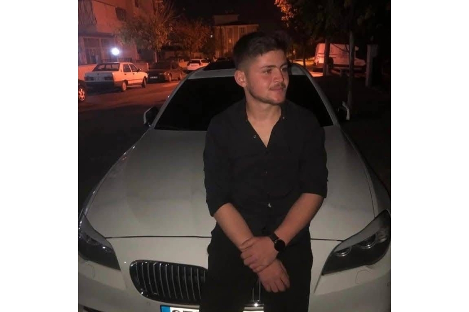 Gece kaza yapan iki gencin cenazesi sabah bulundu