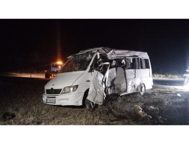 Denizli'de minibüs yolcu otobüsüyle çarpıştı: 1 ölü, 13 yaralı