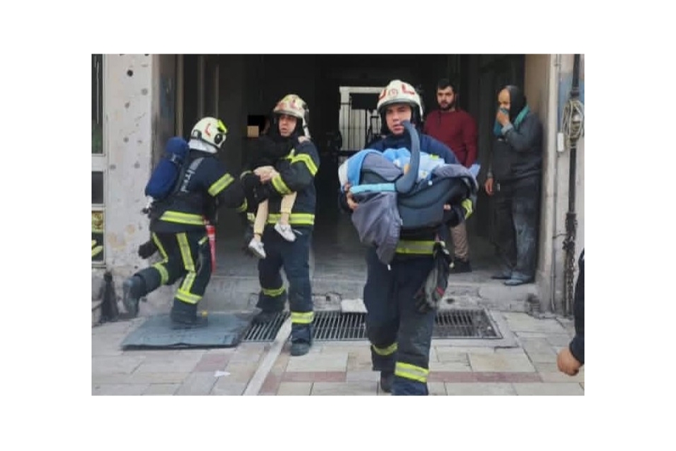 Ev olarak kullanılan iş hanında çıkan yangında 17’si çocuk 21 kişi kurtarıldı