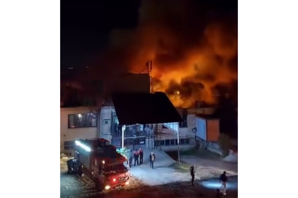 Fabrika yerleşkesinde çıkan yangında 6 işyeri zarar gördü