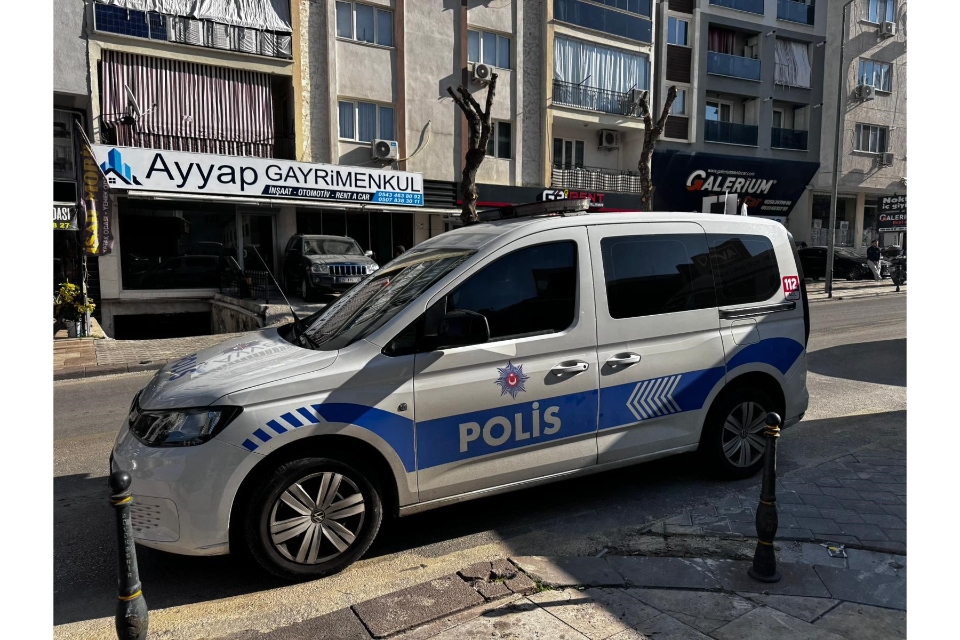 Apartmanın çatısından düşen genç hayatını kaybetti