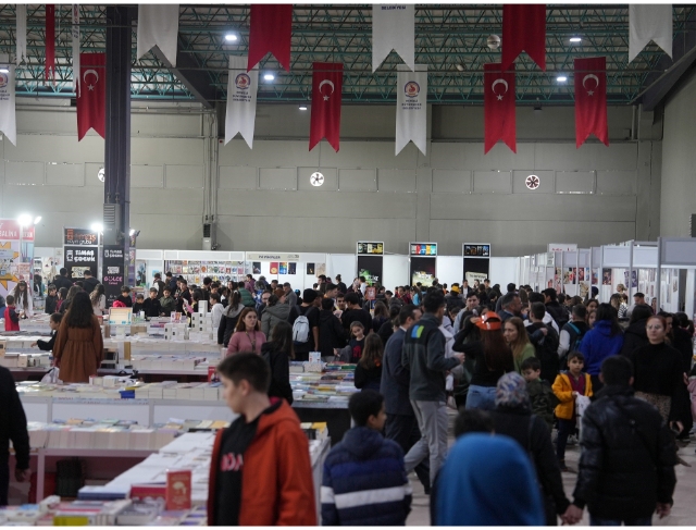Denizli Kitap Fuarı ziyaretçi akınına uğruyor