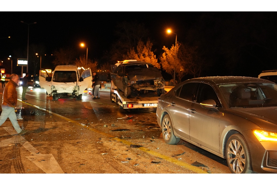 Denizli'de 5 araçlı zincirleme trafik kazasında yaralanan sürücü kurtarılmadı