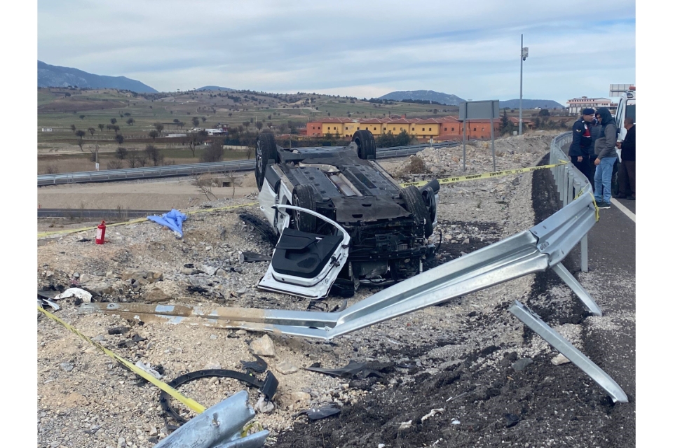 Karşı şerdi geçerek takla atan otomobilde 1 kişi hayatını kaybetti