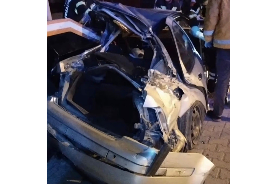 Otomobil park halindeki tırın dorsesine çarptı: 1 ölü 1 yaralı