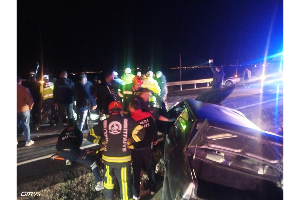 Traktör ile otomobilin çarpıştığı kazada 3 kişi yaralandı