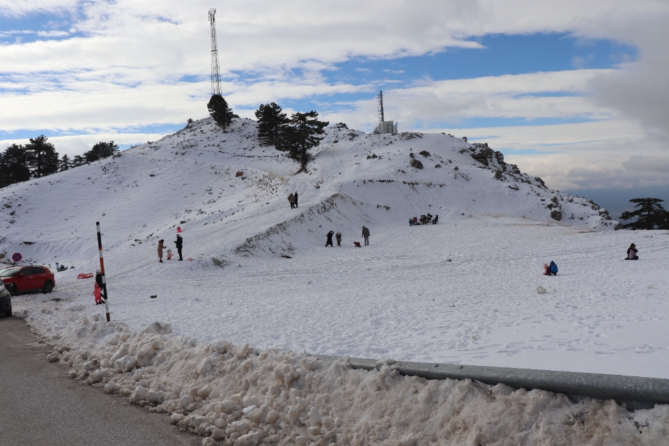 Denizli Nikfer Kayak Merkezi'nde yoğunluk erken başladı