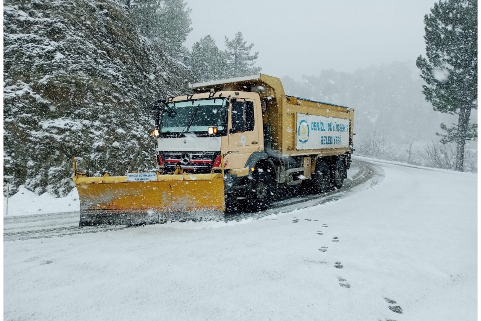 Denizli'de karla mücadele sürüyor
