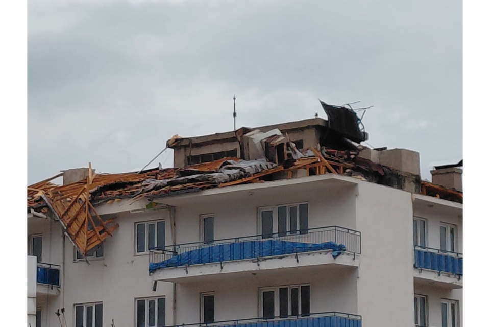 Fırtına ilçe emniyet amirliğinin çatısını uçurdu