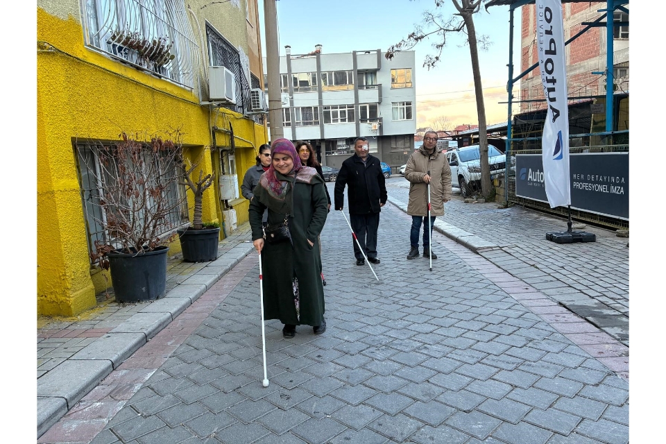 Görme engelli bireyler bu kursta hem sosyalleşiyor hem de günlük hayatlarını kolaylaştırıyor