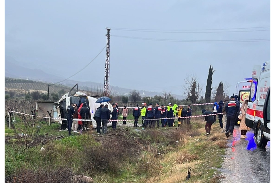 Mesaiye giden memurlar üzüm bağına uçtu; 25 yaralı