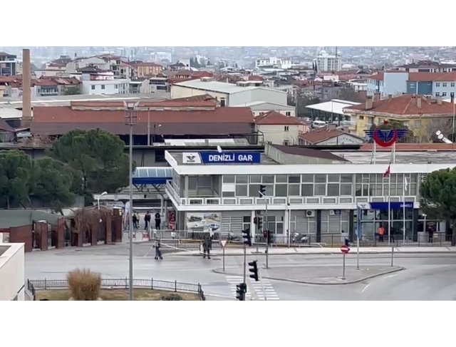 Tren garı önünde unutulan valiz bomba paniğine neden oldu