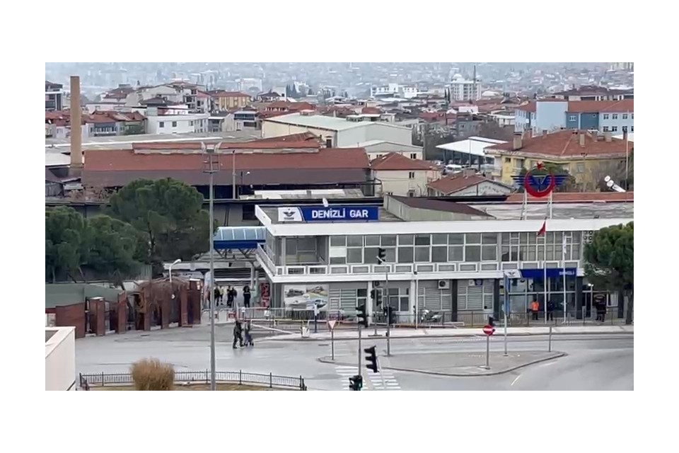 Tren garı önünde unutulan valiz bomba paniğine neden oldu