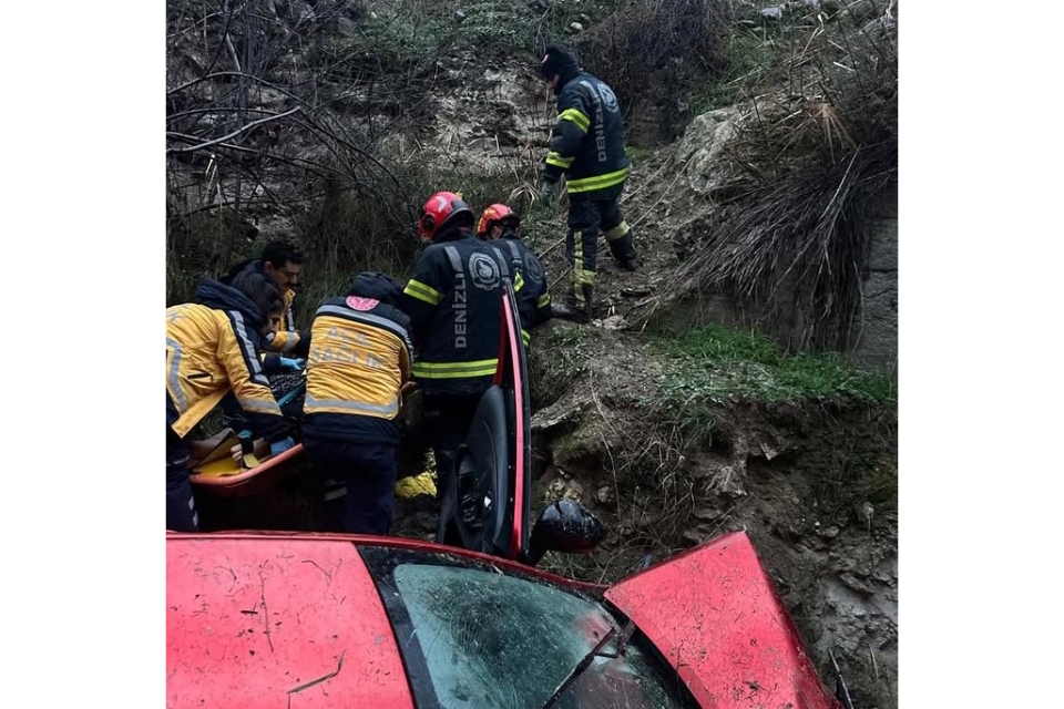 Uçuruma yuvarlanan araçta bulunan 2'si çocuk 5 kişi yaralandı
