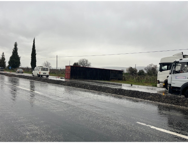 Denizli’de kayganlaşan yolda tırın dorsesi yola savruldu