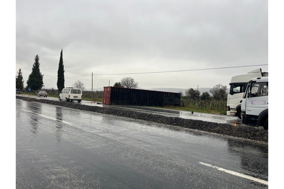 Denizli’de kayganlaşan yolda tırın dorsesi yola savruldu