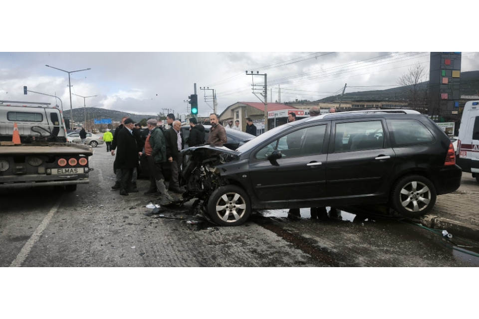 Denizli’de üç aracın karıştığı kazada 1 kişi ağır yaralandı