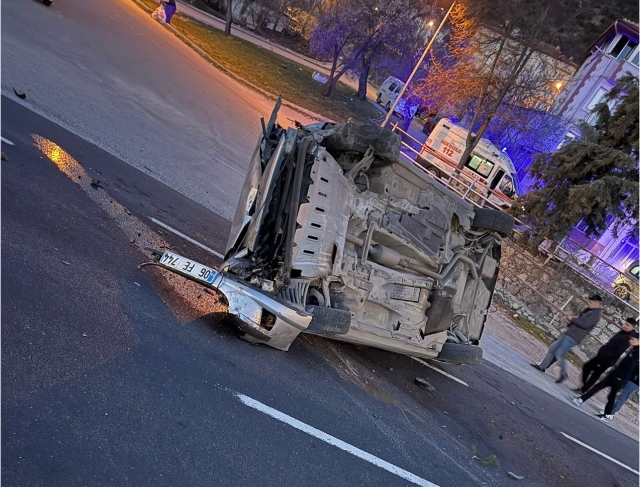 Denizli-Serinhisar karayolunda 2 araç takla attı; 5 yaralı