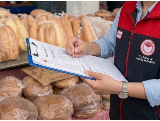 Pazarda etiketsiz ve ambalajsız ekmek satan esnaf hakkında işlem yapıldı
