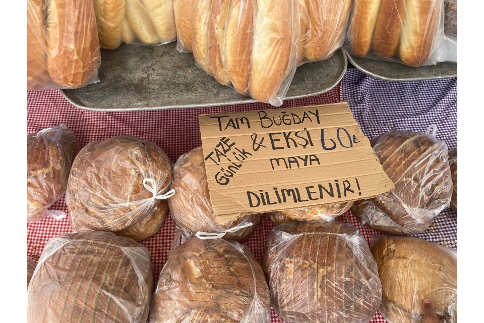 Pazarda etiketsiz ve ambalajsız ekmek satan esnaf hakkında işlem yapıldı