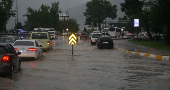 Denizli’de alt geçit ve evleri su bastı