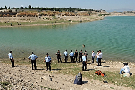 Denizli’de barajın suyu çekilince bomba ve mermiler ortaya çıktı
