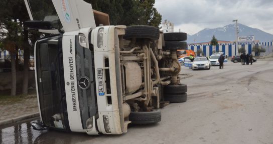 Denizli’de polis aracı ile çöp kamyonu çarpıştı: 2 polis yaralı