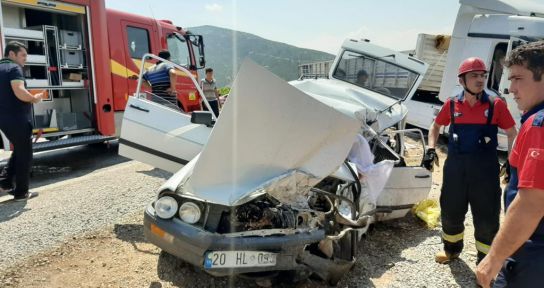 Denizli'de tır ile otomobil çarpıştı: 2 ölü