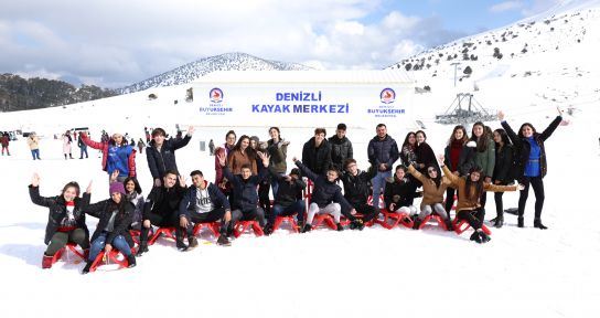 Ege'nin en büyük kayak merkezine yoğun ilgi