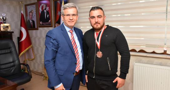 ENGELLİ HALTER ÜÇÜNCÜSÜ HAKAN, MADALYAYI BAŞKAN ŞEVKAN'A GETİRDİ